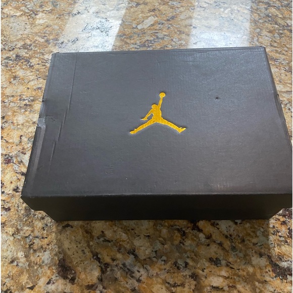 Air Jordan’s in perfect condition worn once. Elaphant print mid se - Picture 2 of 7